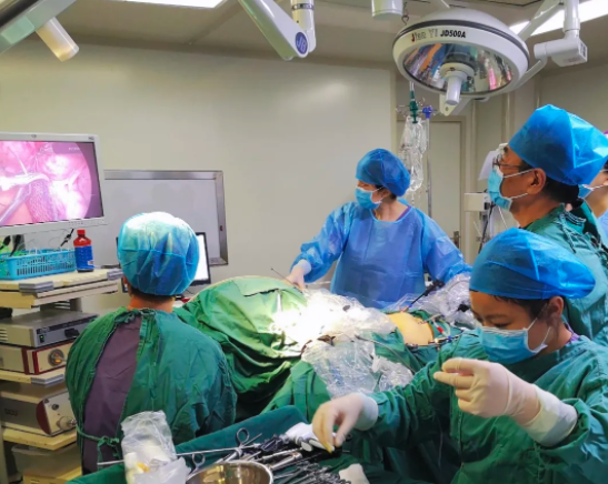 泉州福兴妇产医院完成首例腹腔镜下宫颈骶骨固定术，成功复位脱垂子宫